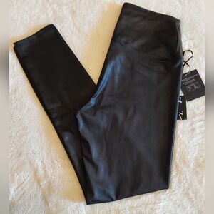 🌺 NWT Simply Vera Wang Leather Look Leggings